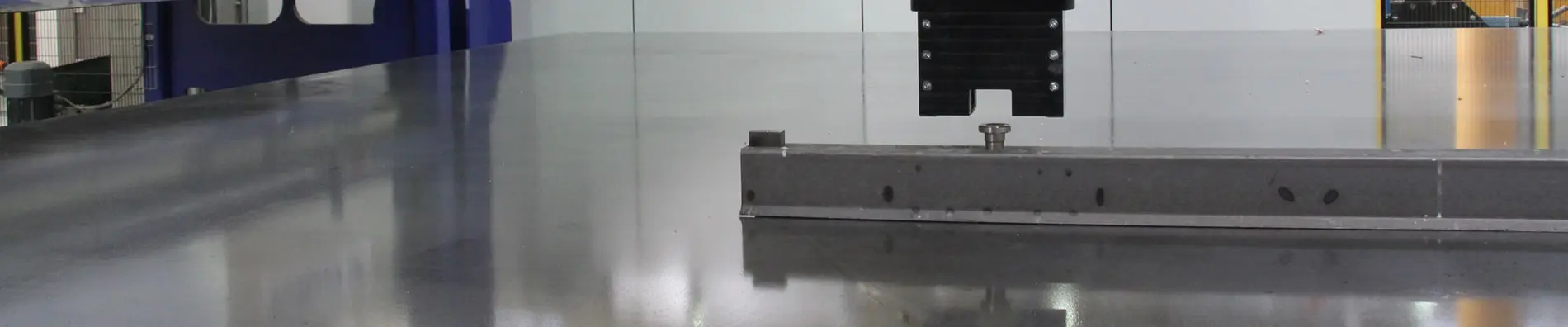 Entschalroboter löst automatisch Magneten, UniControl, Automatisierungstechnik, Automatisierung, Betonfertigteiltechnik
