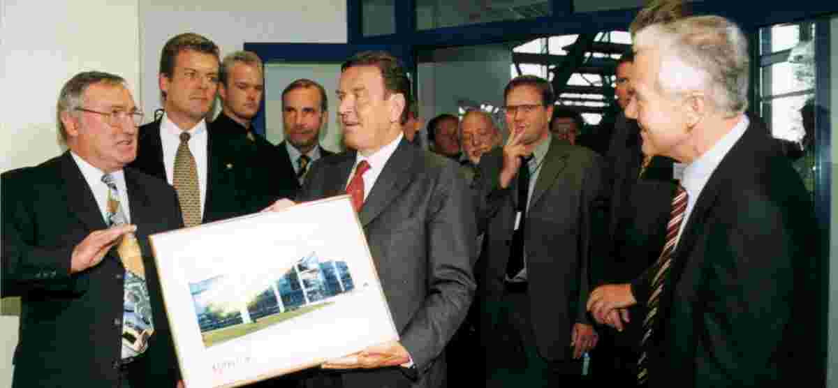 Unitechnik 1999; Bundeskanzler Gerhard Schröder / Ministerpräsident von Brandenburg Manfred Stolpe mit Geschäftsführer Jürgen Unger